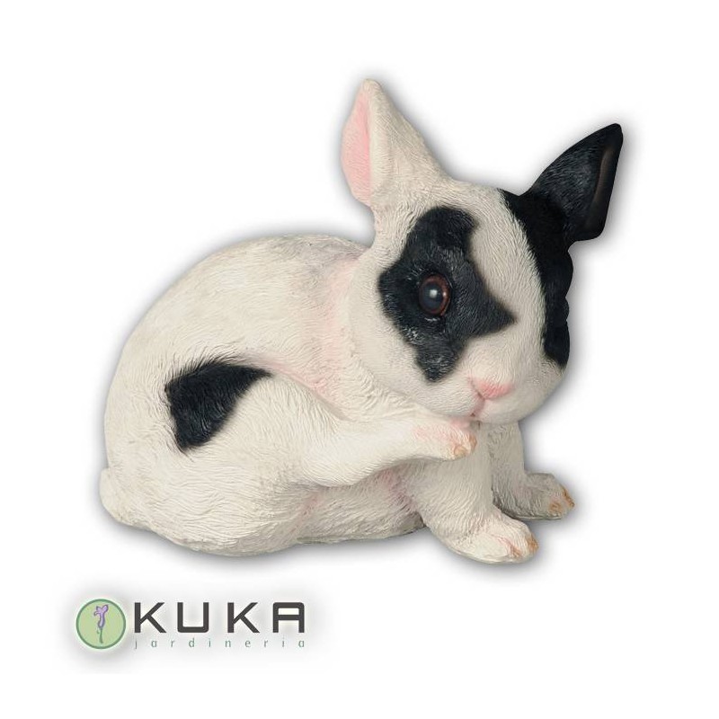Figura conejo blanco con manchas negras